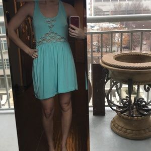 Dress w. lace cutouts